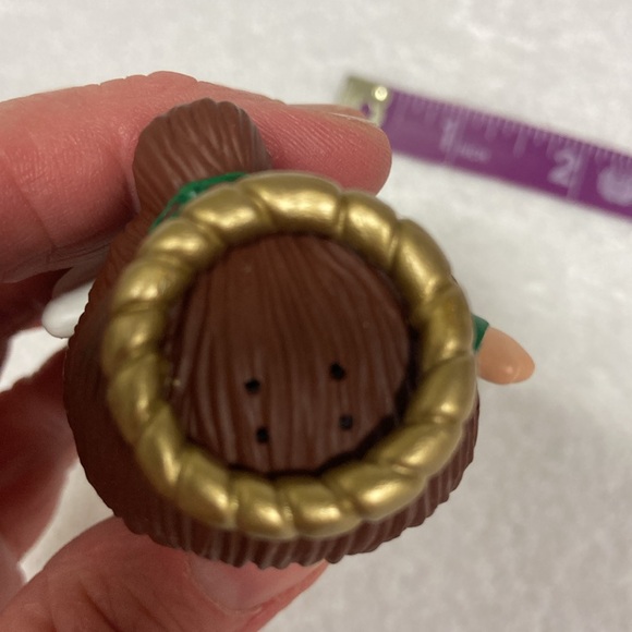 Hallmark green red angel salt and pepper shakers - Picture 5 of 6